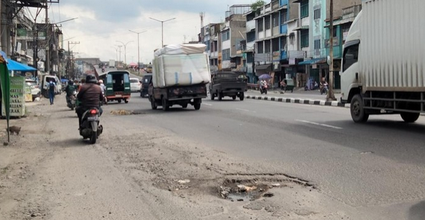 Jalan Pertempuran Medan Rusak Parah: Pengendara Keluhkan Keamanan Berkendara