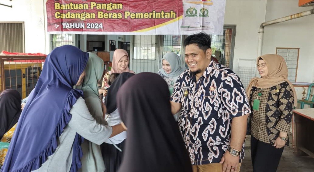 Pj Sekdako Padangsidimpuan, Ary Junaidi didampingi Kadis Ketapang Chairun Nisa saat menyerahkan bantuan pangan CBP tahap III kepada KPM di PT Kantor Pos Padangsidimpuan, Kamis (12/12-24). Foto : BP/Ist