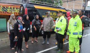 kepolisian membantu warga.(Istimewa)