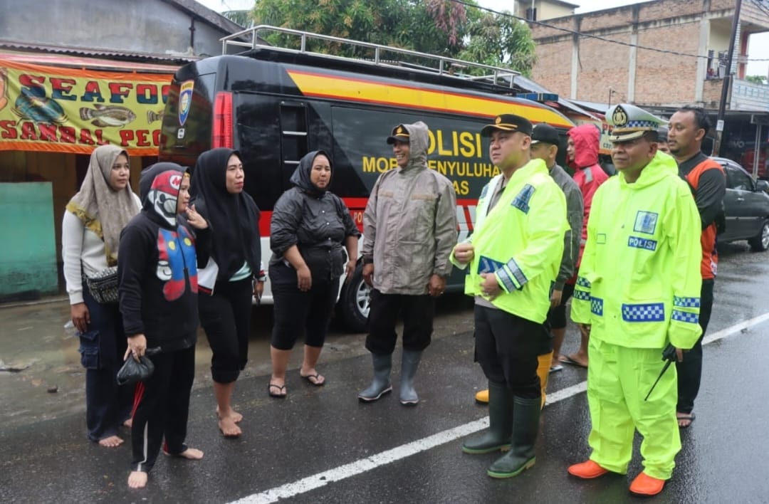 kepolisian membantu warga.(Istimewa)