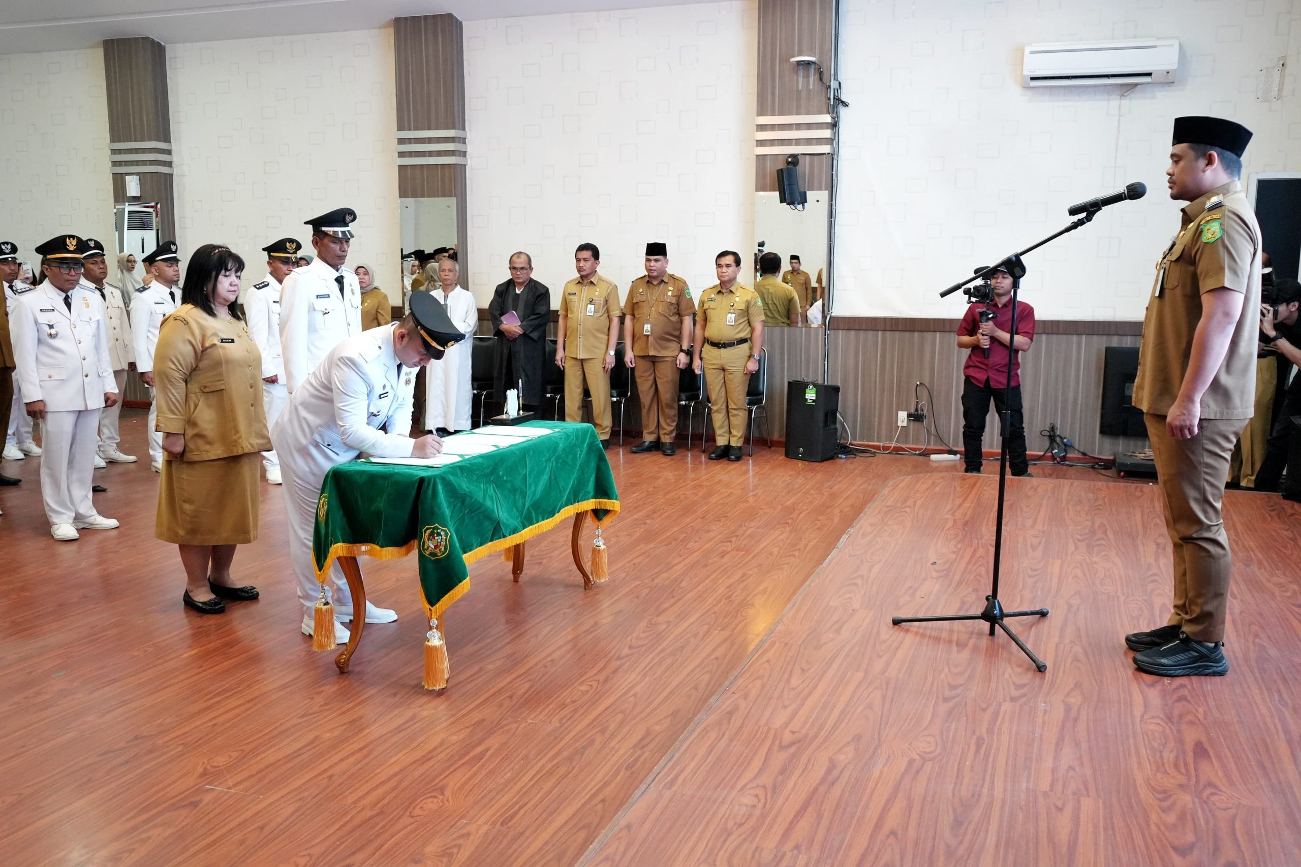Wali Kota Medan Bobby Nasution saat menyampaikan arahan kepada pejabat yang dilantik.BP/erwan