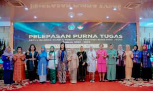 Ketua TP-PKK Kota Medan Kahyang Ayu foto bersama usai memberikan penghargaan. BP/erwan