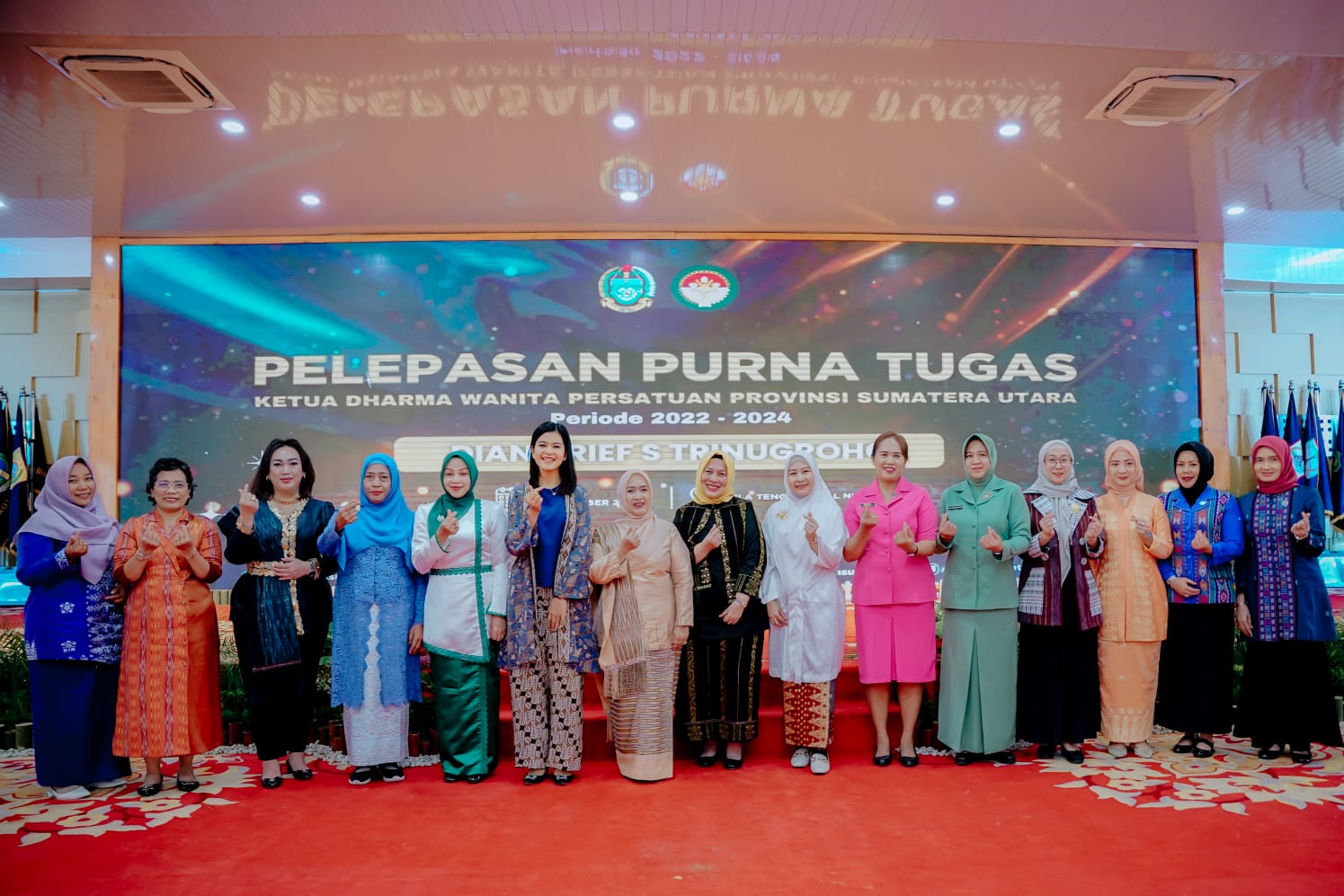 Ketua TP-PKK Kota Medan Kahyang Ayu foto bersama usai memberikan penghargaan. BP/erwan