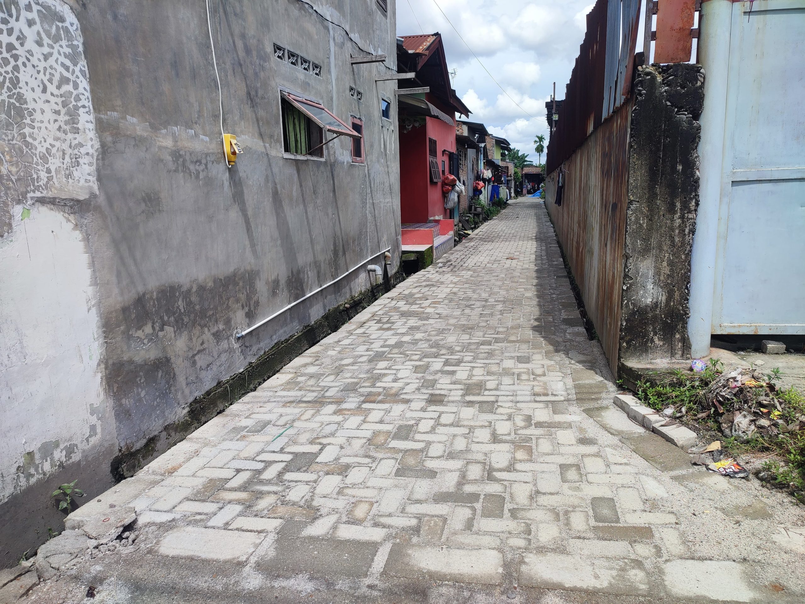 Salah satu ruas jalan yang diperbaiki di Kecamatan Medan Deli. BP/erwan