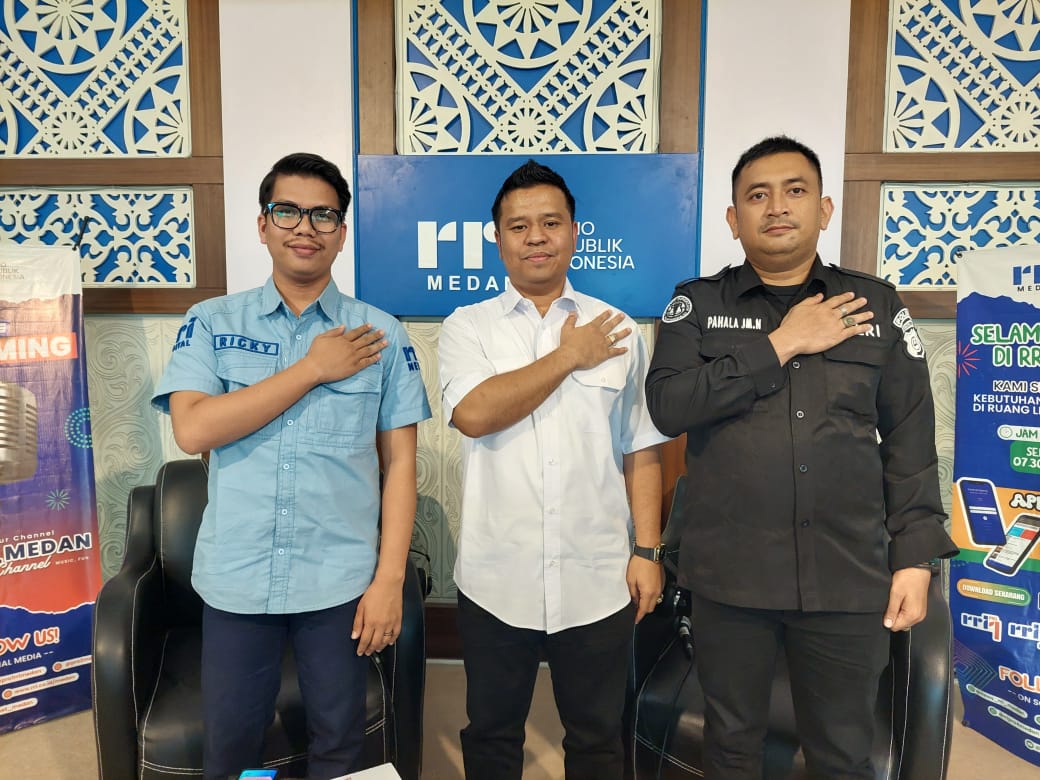 Personel Polsek Pagar Merbau dan Polda Sumut dalam kegiatan di radio.(Istimewa)
