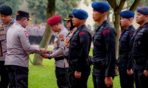 Kompol Pandu Winata baret merah reserse ketika menerima Pin emas.(Istimewa).