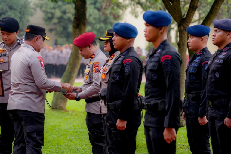 Kompol Pandu Winata baret merah reserse ketika menerima Pin emas.(Istimewa).