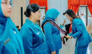Kahyang Ayu saat melantik 4 Ketua TP PKK Kecamatan sekaligus pengukuhan jadi bunda PAUD. BP/erwan