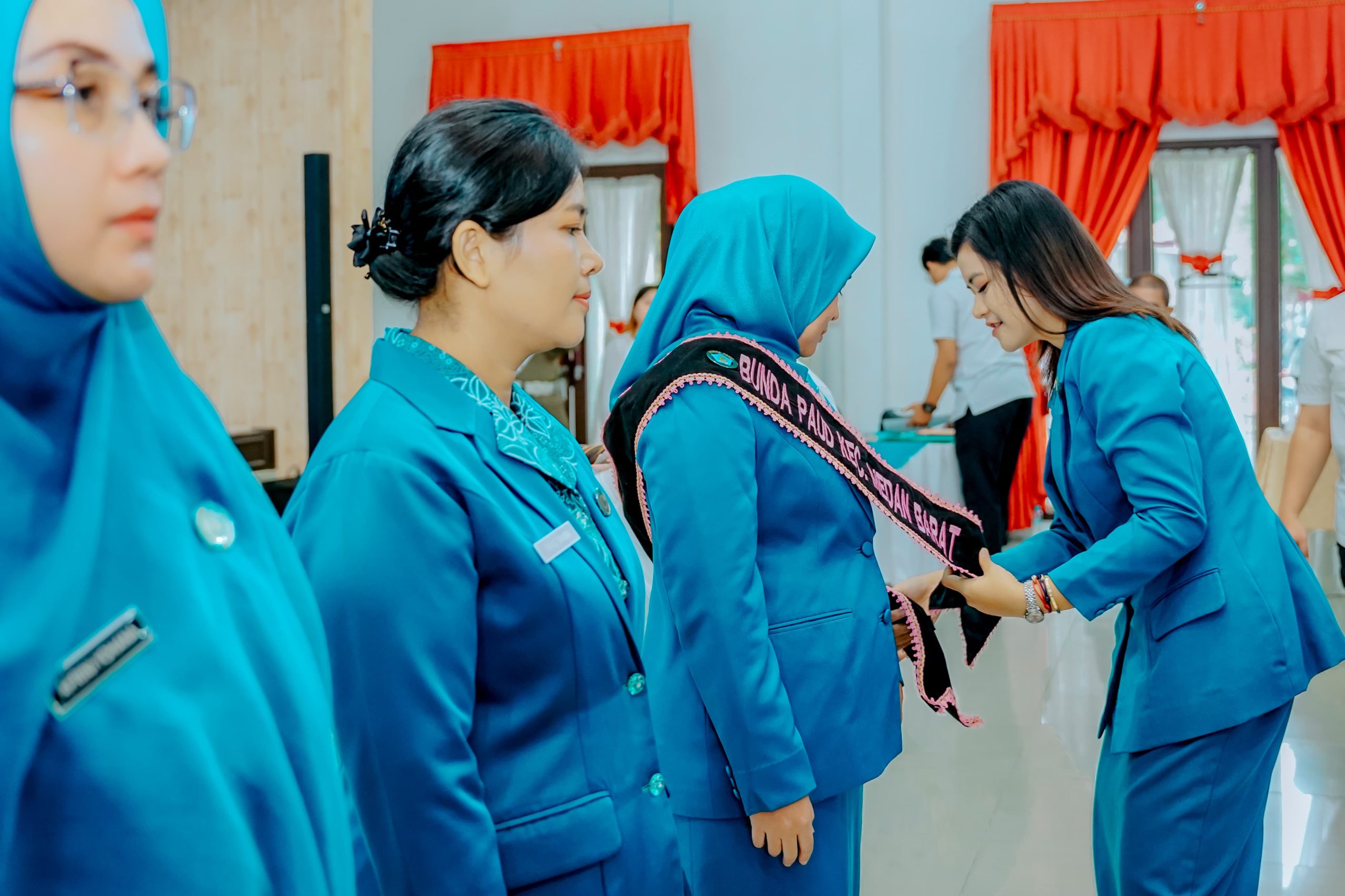 Kahyang Ayu saat melantik 4 Ketua TP PKK Kecamatan sekaligus pengukuhan jadi bunda PAUD. BP/erwan