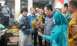Plt Gubsu A.Fatoni didampingi Plt Dirut PUD Pasar Imam Abdul Hadi, Dirkeu Fernando Napitupulu dan jajaran Dinas terkait lainnya saat monitoring harga sembako di Pasar Petisah Medan. BP/erwan