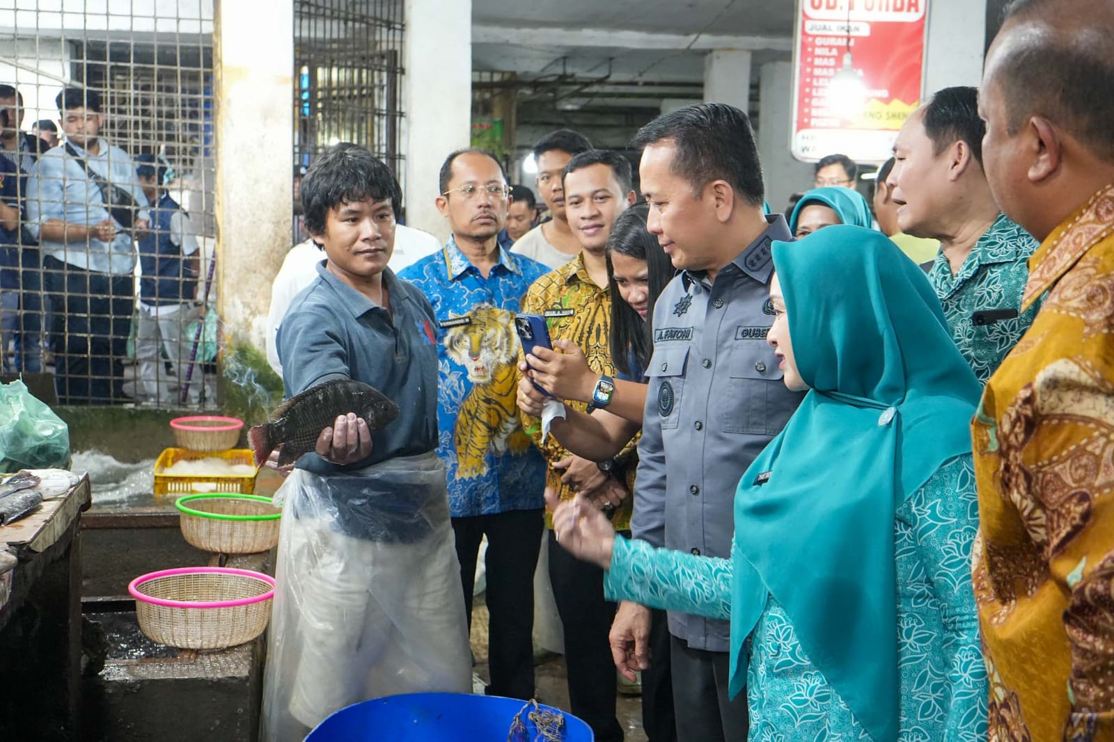Plt Gubsu A.Fatoni didampingi Plt Dirut PUD Pasar Imam Abdul Hadi, Dirkeu Fernando Napitupulu dan jajaran Dinas terkait lainnya saat monitoring harga sembako di Pasar Petisah Medan. BP/erwan
