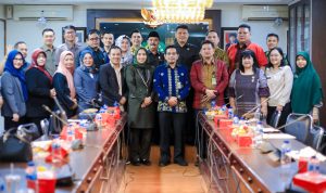 Wali Kota Medan foto bersama dengan rombongan DPRD Cilacap di Balai Kota Medan. BP/erwan