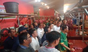 Pj Gubsu A Fatoni didampingi Direksi PUD Pasar Medan saat berkunjung monitoring harga menjelang Nataru 2024 di Pasar Sei Sikambing Medan, Minggu (8/12/2024) pagi. BP/erwan
