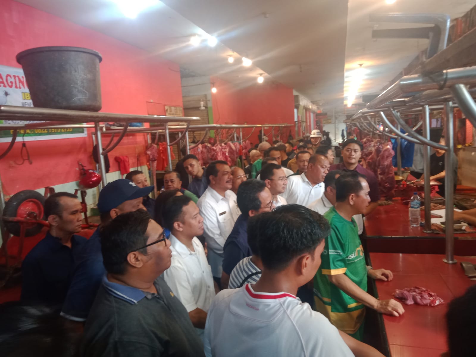 Pj Gubsu A Fatoni didampingi Direksi PUD Pasar Medan saat berkunjung monitoring harga menjelang Nataru 2024 di Pasar Sei Sikambing Medan, Minggu (8/12/2024) pagi. BP/erwan