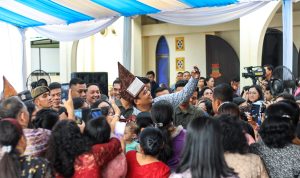 Wali Kota Medan Bobby Nasution saat safari Natal di Gereja GKPS Padang bulan Medan. BP/erwan