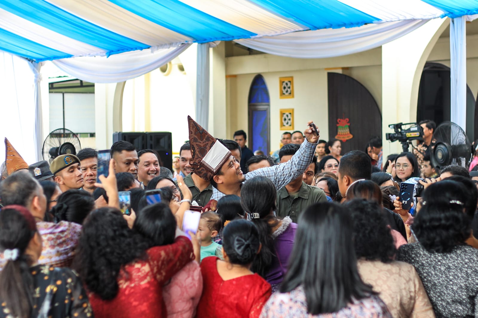 Wali Kota Medan Bobby Nasution saat safari Natal di Gereja GKPS Padang bulan Medan. BP/erwan