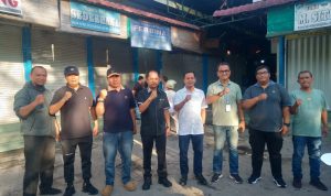 Plt Dirut PUD Pasar Medan Imam Abdul Hadi (5 dari kiri) diabadikan bersama jajarannya saat persiapan kunjungan Pj Gubsu A Fatoni di Pasar Sei Sikambing Medan, Minggu (8/12/2024). BP/erwan