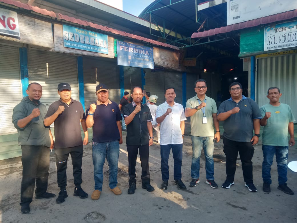 Plt Dirut PUD Pasar Medan Imam Abdul Hadi (5 dari kiri) diabadikan bersama jajarannya saat persiapan kunjungan Pj Gubsu A Fatoni di Pasar Sei Sikambing Medan, Minggu (8/12/2024). BP/erwan