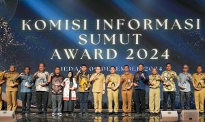 Wali Kota Medan Bobby Nasution diwakili Kadis Kominfo Arrahman Pane foto bersama usai saat menerima penghargaan. BP/erwan