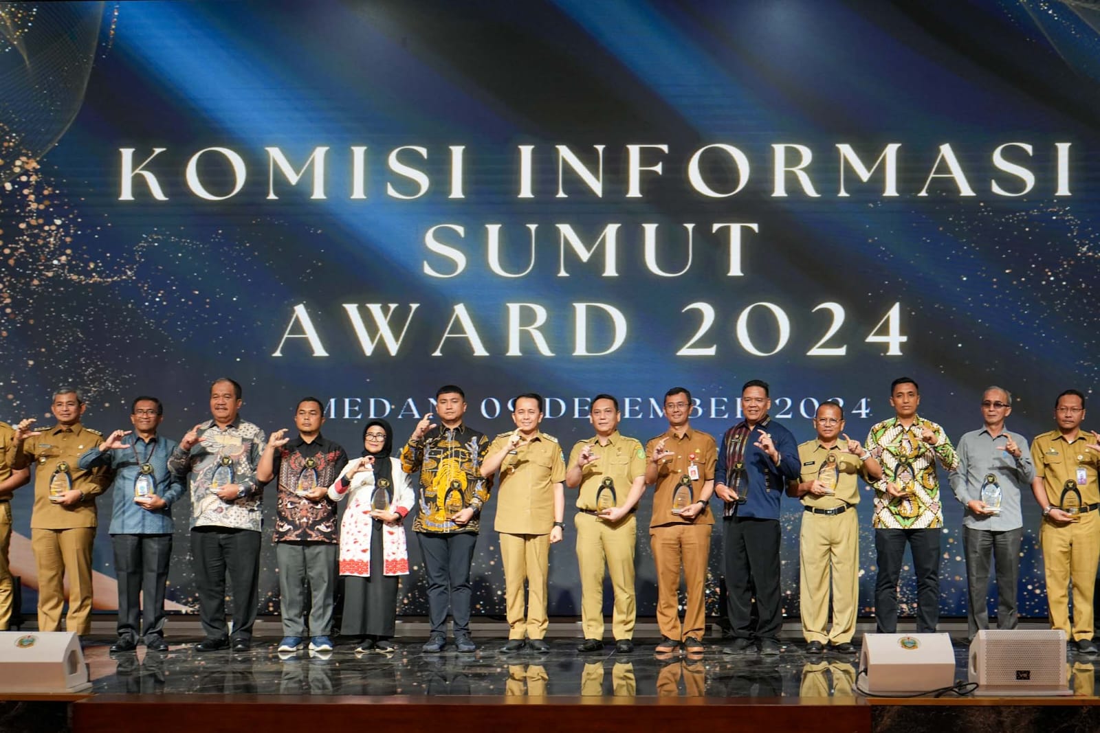 Wali Kota Medan Bobby Nasution diwakili Kadis Kominfo Arrahman Pane foto bersama usai saat menerima penghargaan. BP/erwan
