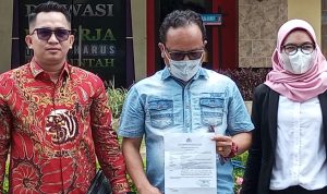 Tim penasihat hukum bersama dengan korban dugaan penipuan dan penggelapan Suangro Sitanggang (tengah) saat di Propam Polda Sumut.(Istimewa).