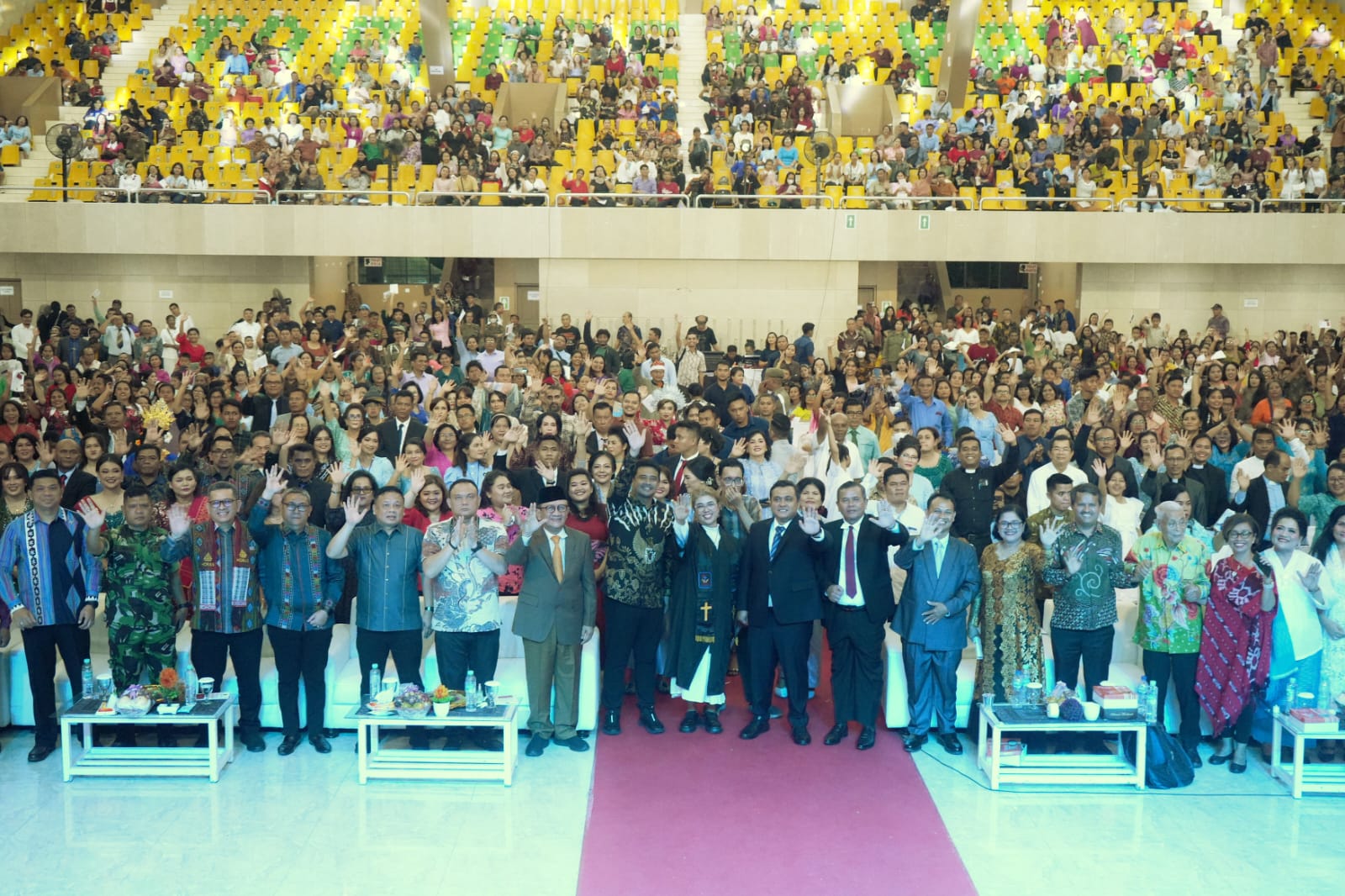 Wali Kota Medan Bobby Nasution foto bersama saat perayaan Natal Pemko Medan, Rabu (11/1/2024). BP/erwan
