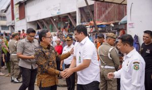 Wamendagri Bima Arya bersalaman dengan Wali Kota Medan Bobby Nasution didampingi Plt Dirut PUD Pasar Medan Imam Abdul Hadi saat mengunjungi Pasar Akik Sukaramai Medan pasca Revitalisasi. BP/erwan