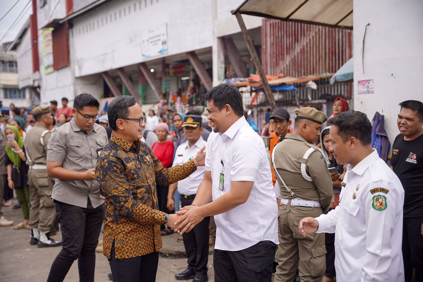 Wamendagri Bima Arya bersalaman dengan Wali Kota Medan Bobby Nasution didampingi Plt Dirut PUD Pasar Medan Imam Abdul Hadi saat mengunjungi Pasar Akik Sukaramai Medan pasca Revitalisasi. BP/erwan