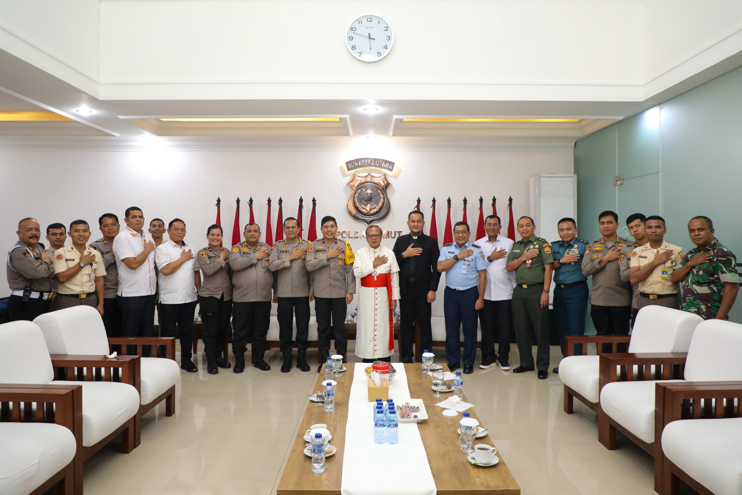 Wakapolda Sumut dan beberapa PJU Polda Sumut menerima kunjungan dari pastoral Uskup Umat Katolik TNI-Polri.(Istimewa)