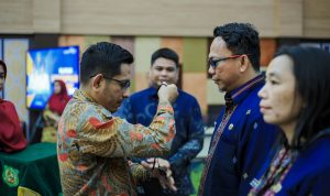 Asisten Umum Sekretariat Pemko Medan Fery Ichsan, saat menutup Pelatihan Kepemimpinan Pengawas Angkatan I Lingkungan Pemko Medan. BP/erwan