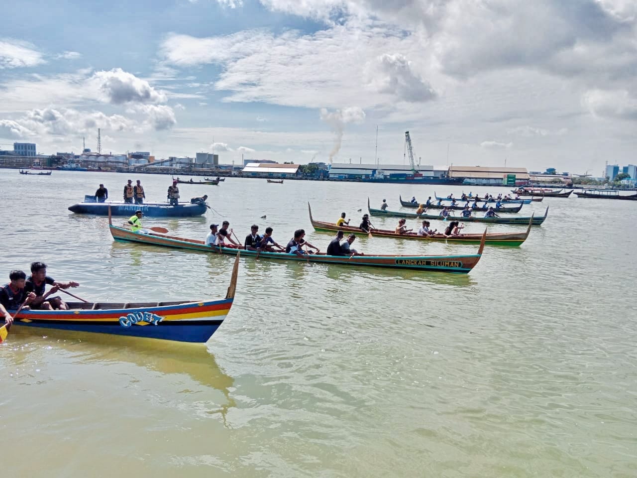 Para peserta perlombaan dayung sampan pesisir di Kampung Nelayan, Kecamatan Medan Belawan, Sabtu (14/12)2024). BP/erwan