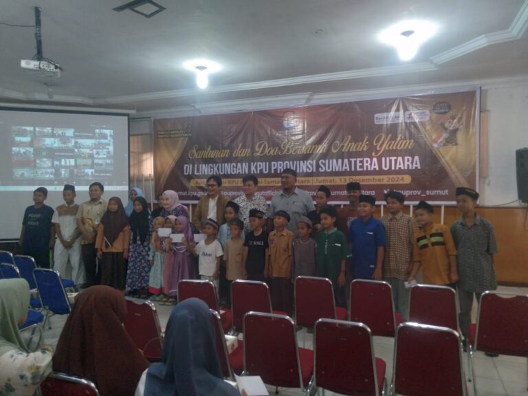 KPU Sumut memberikan santunan.(Istimewa)