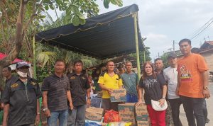 Sekretaris AMS XII Medan, Amri Tanjung, dan Bendahara Riana Ling menyerahkan bantuan kepada korban kebakaran di Medan Polonia sebagai wujud solidaritas.