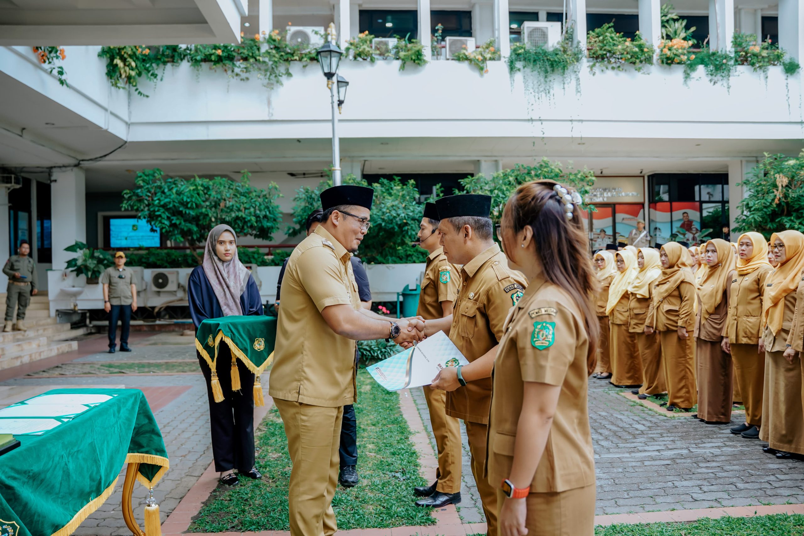 Wakil Wali Kota Medan Aulia Rachman saat pelantikan 100 pejabat fungsional di Balai Kota Medan, Senin (18/12/2024. BP/erwan