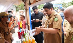 Wali Kota Medan Bobby Nasution saat melihat harga kebutuhan pokok di pasar murah. BP/erwan
