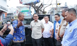 Menteri Perdagangan Budi Santoso didampingi Asisten Ekbang Agus Suriyono dan jajaran Direksi PUD Pasar Medan saat meninjau harga bahan pokok di Pasar Sukaramai Medan, Selasa (17/12/2024). BP/erwan