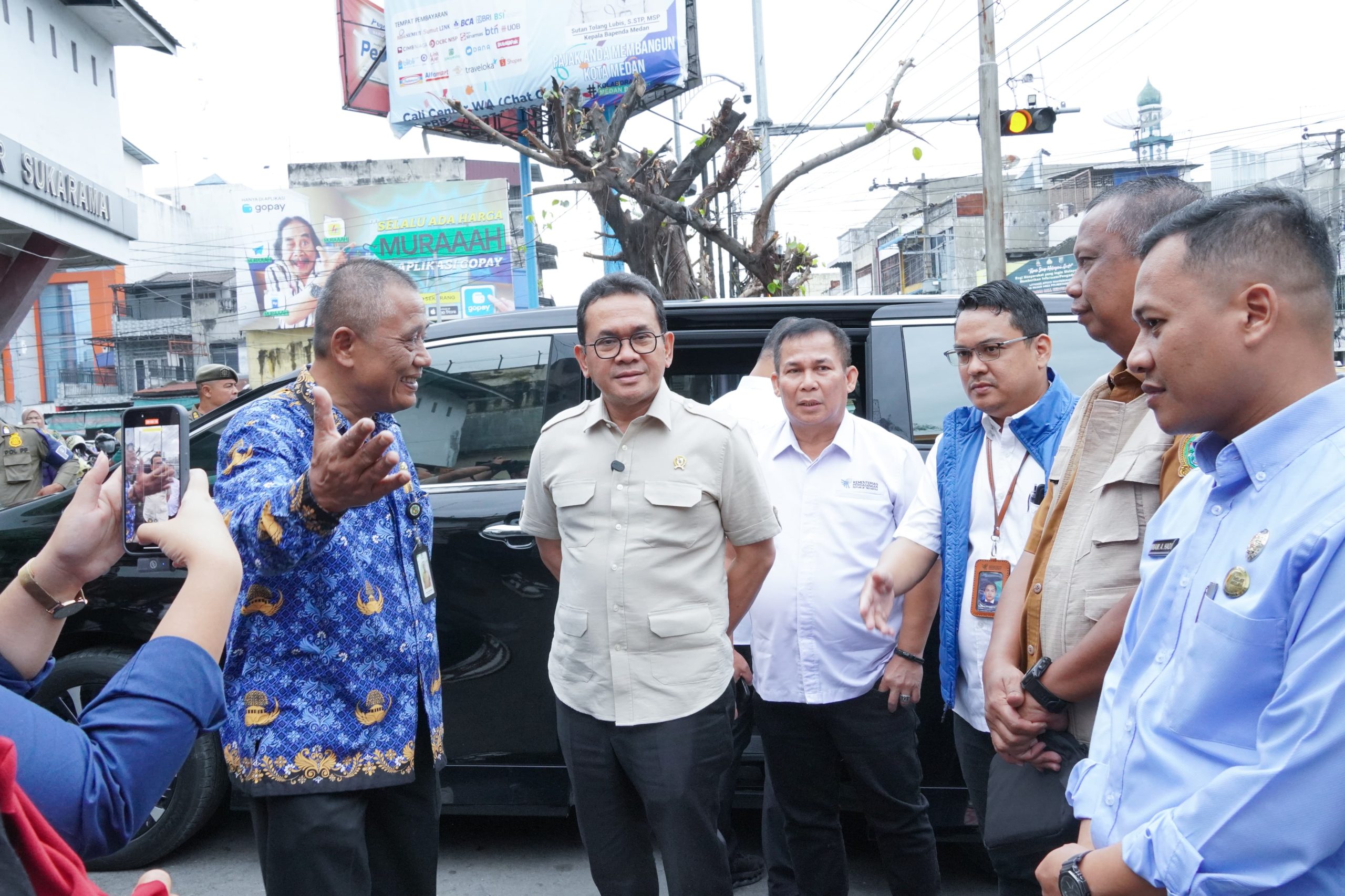 Menteri Perdagangan Budi Santoso didampingi Asisten Ekbang Agus Suriyono dan jajaran Direksi PUD Pasar Medan saat meninjau harga bahan pokok di Pasar Sukaramai Medan, Selasa (17/12/2024). BP/erwan