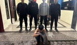pelaku yang diamankan petugas kepolisian.(Istimewa)