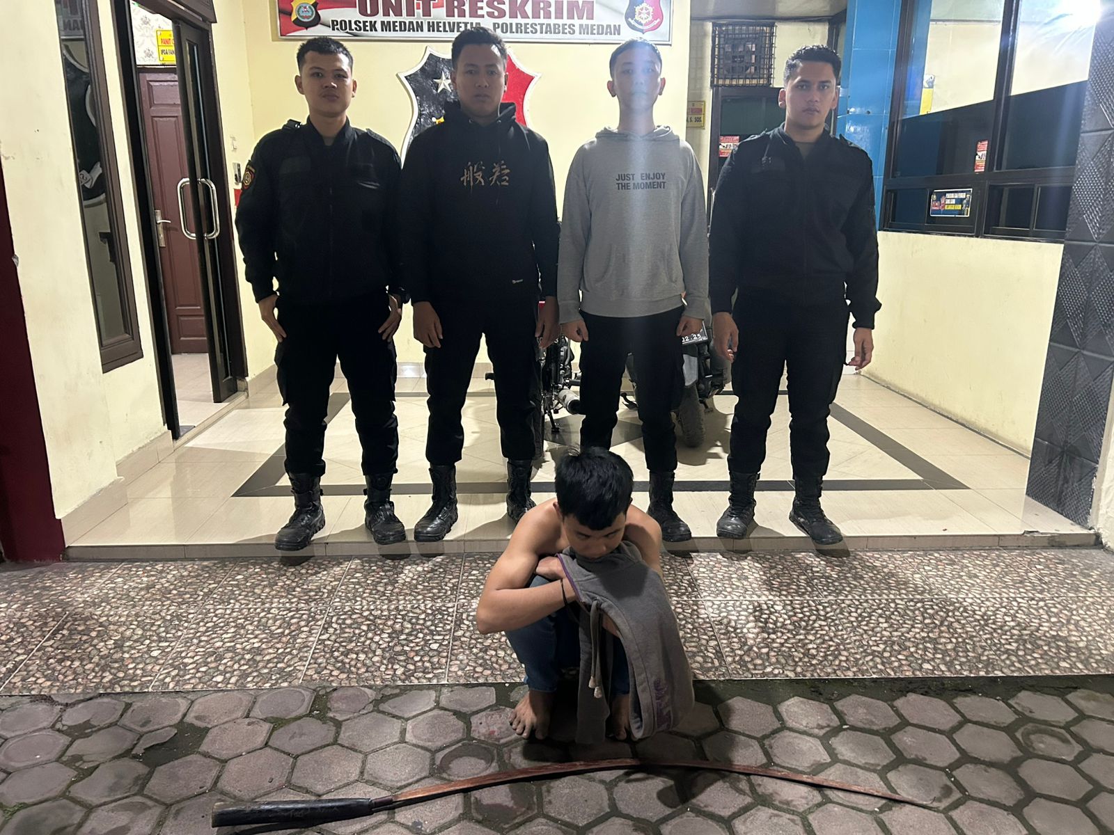 pelaku yang diamankan petugas kepolisian.(Istimewa)