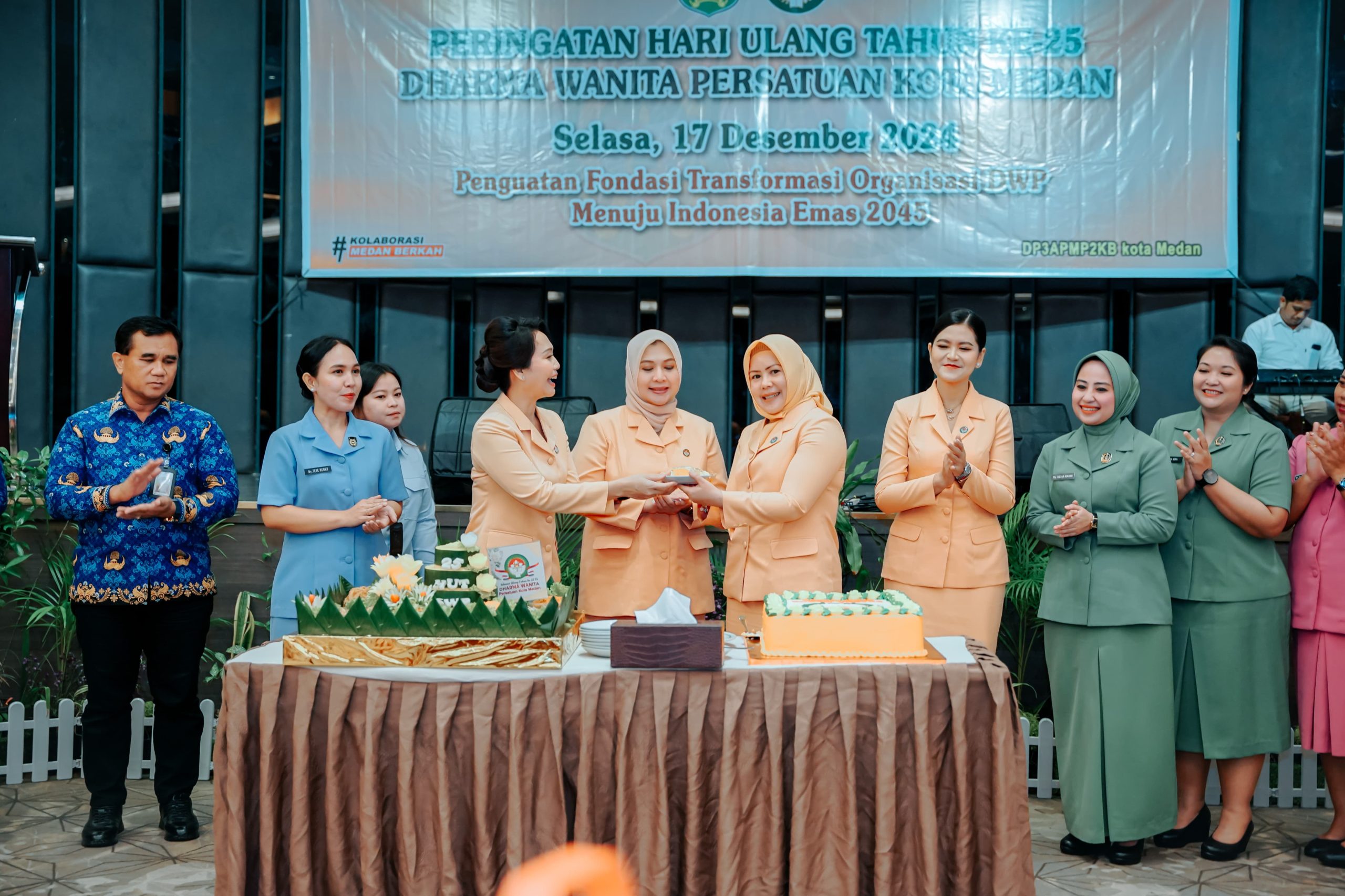 Penasehat DPW Kahiyang Ayu terlihat foto bersama usai pemotongan kue dan nasi tumpeng.BP/Erwan