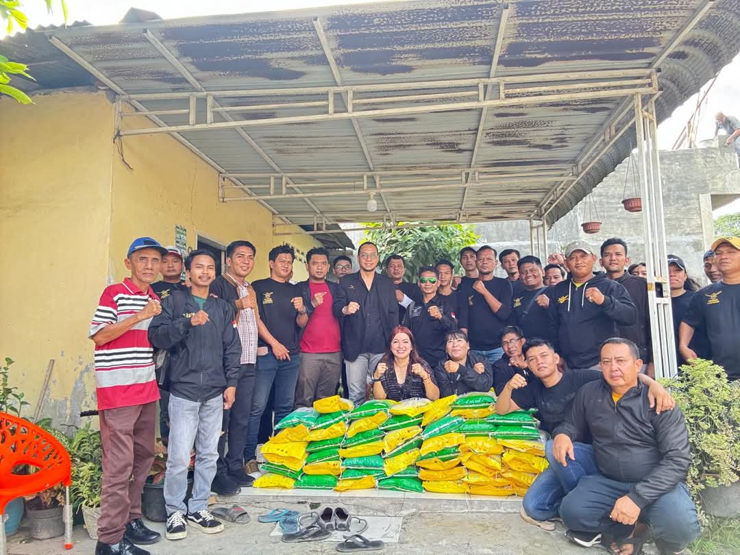 Pengurus AMS XII Kota Medan dan kader PAC Helvetia berfoto bersama dalam momen penuh kebersamaan di acara berbagi kasih menyambut Natal dan Tahun Baru.