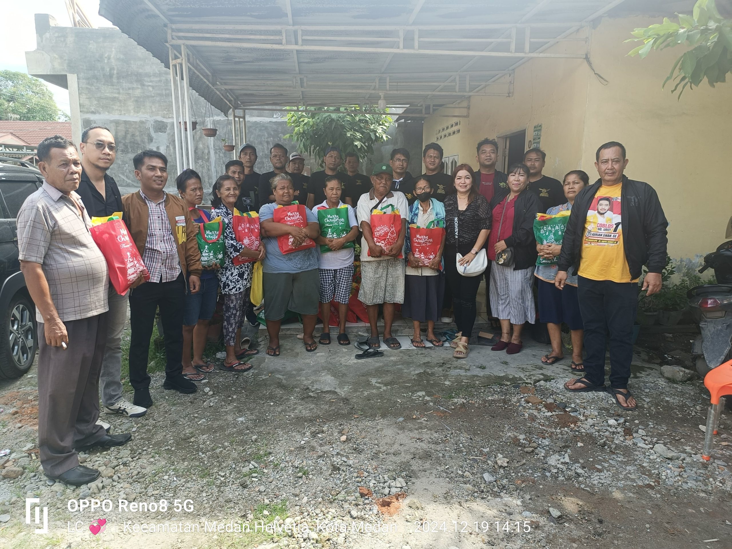 Ketua AMS XII Kota Medan, Simson Sinambela, bersama pengurus dan warga usai menyerahkan bantuan sembako sebagai bentuk kasih menjelang Natal dan Tahun Baru.