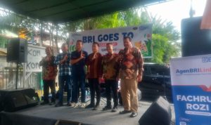 Wakil Pimpinan Wilayah BRI Sumut Wahid Gunadi didampingi Kabag Ekonomi Pemko Medan Regen Harahap dan tiga Direksi PUD Pasar Medan foto bersama saat acara launching pembayaran kontribusi non tunai di Pasar Halat Medan, Jumat (20/12/2024). BP/erwan