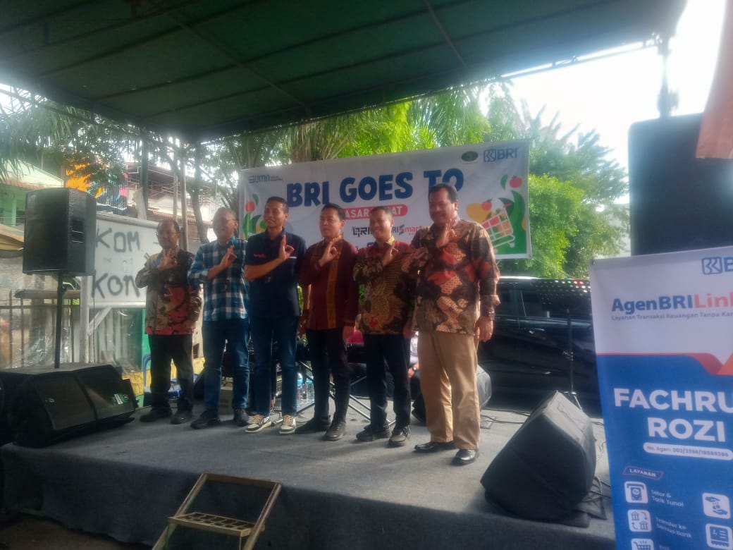 Wakil Pimpinan Wilayah BRI Sumut Wahid Gunadi didampingi Kabag Ekonomi Pemko Medan Regen Harahap dan tiga Direksi PUD Pasar Medan foto bersama saat acara launching pembayaran kontribusi non tunai di Pasar Halat Medan, Jumat (20/12/2024). BP/erwan