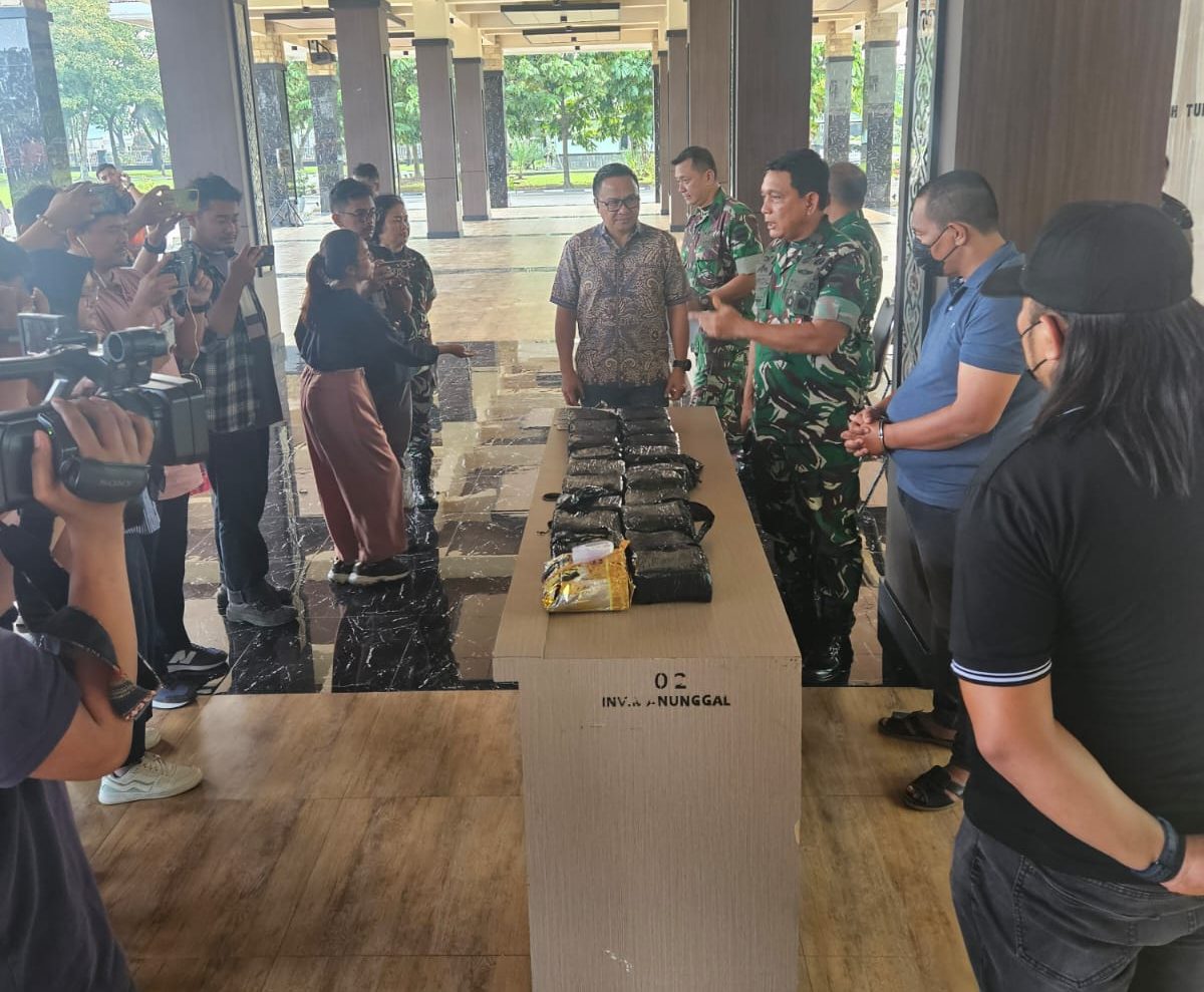 Kasdam I BB bersama dengan Dir Narkoba Polda Sumut memaparkan pengungkapan kasus.(Istimewa)
