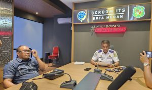 Kadishub Medan Iswar Lubis (kanan) saat temu pers di Gedung ATCS Medan, Jumat (20/12/2024). BP/erwan