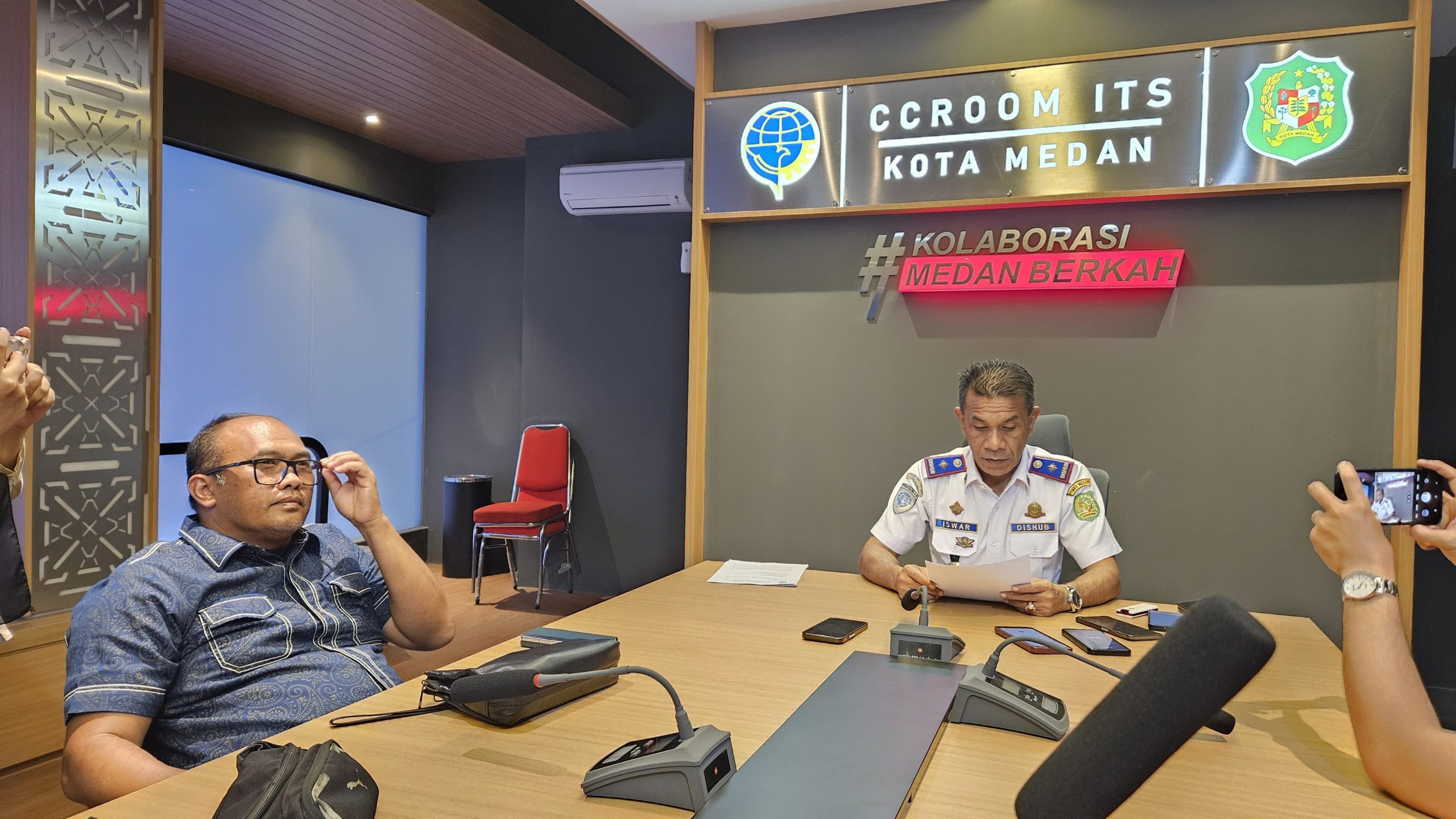 Kadishub Medan Iswar Lubis (kanan) saat temu pers di Gedung ATCS Medan, Jumat (20/12/2024). BP/erwan