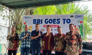 Kabag Perekonomian Pemko Medan Reagen Harahap bersama Reg Micro Banking Head RO Medan Wahib Gunadi dan tiga Direksi PUD Pasar Medan saat launcing BRI Smart Billing di Pasar Halat Medan, Jumat (20/12/2024). BP/erwan