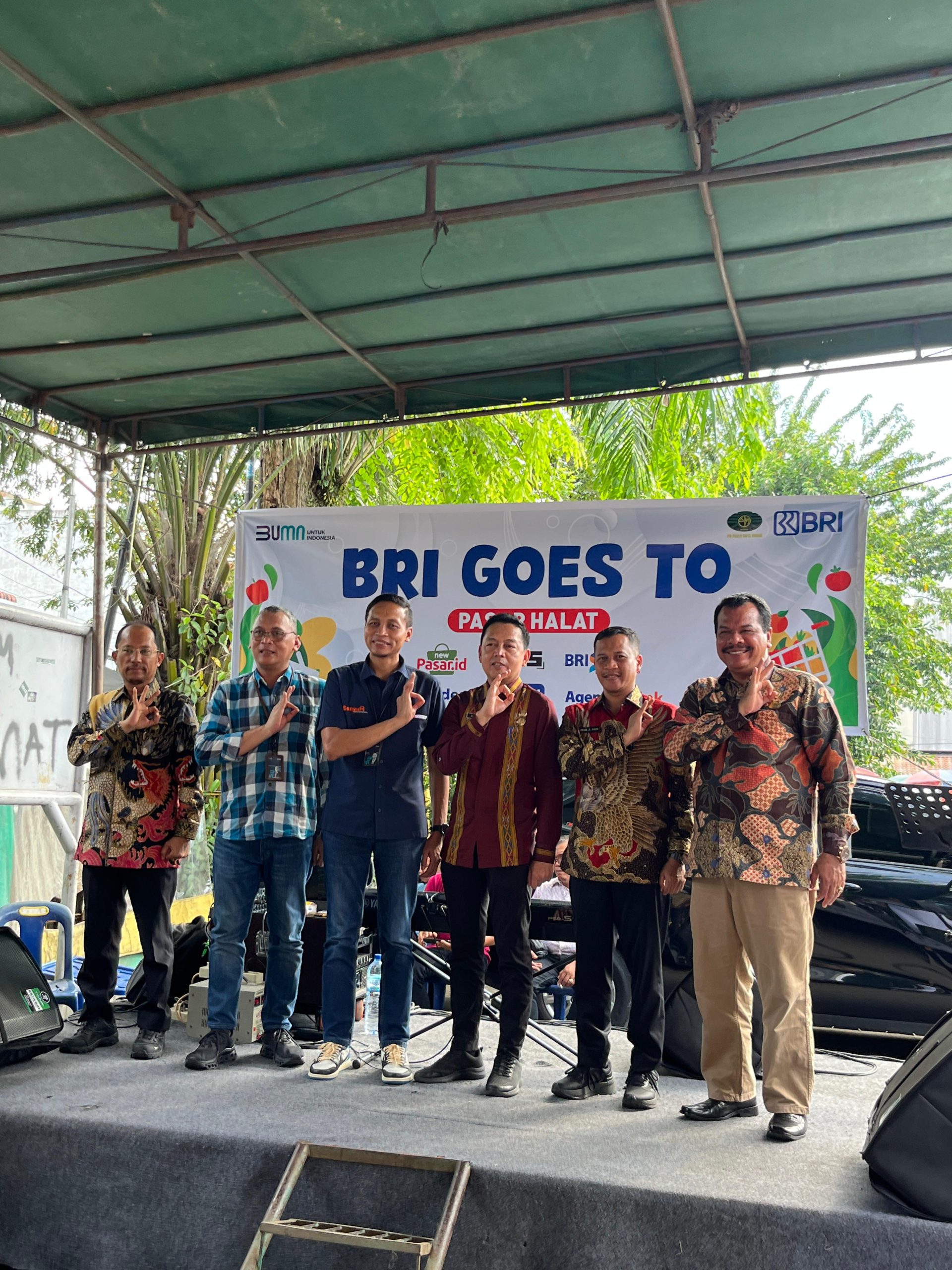Kabag Perekonomian Pemko Medan Reagen Harahap bersama Reg Micro Banking Head RO Medan Wahib Gunadi dan tiga Direksi PUD Pasar Medan saat launcing BRI Smart Billing di Pasar Halat Medan, Jumat (20/12/2024). BP/erwan