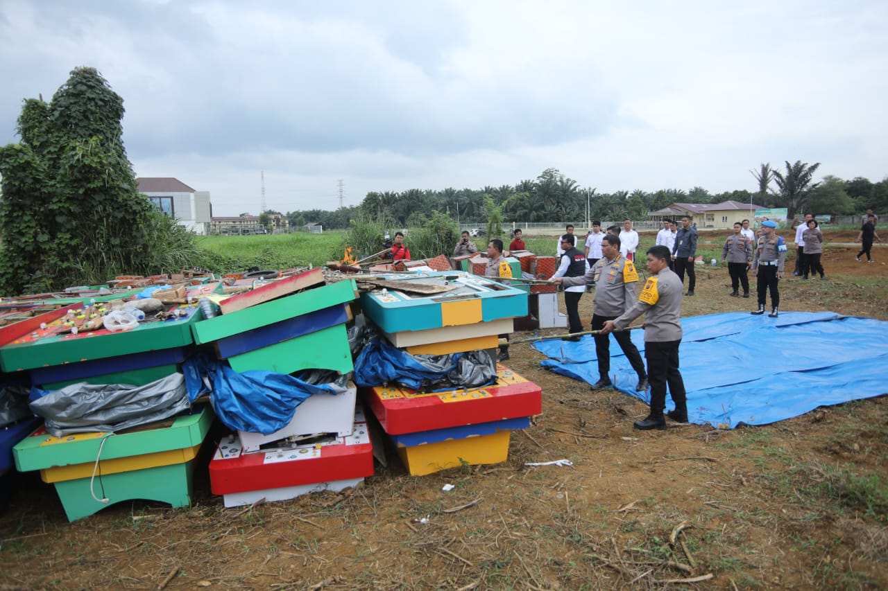Kapolda dan Wakapolda Sumut dan Direktori Reserse Kriminal Umum memusnahkan barang bukti perjudian.(Istimewa)